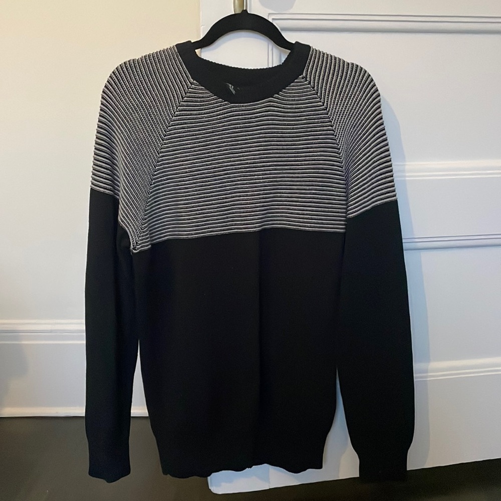 Men’s warm sweater like new.